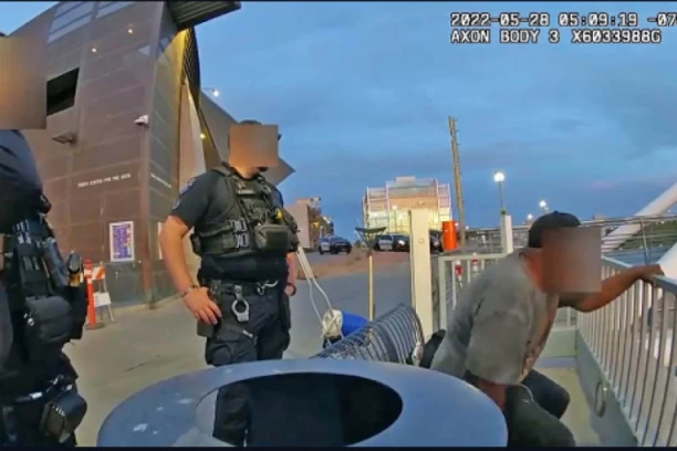 Čovek se davi, policajci neće da mu pomognu: Udavi se, ne uskačem unutra! (FOTO)