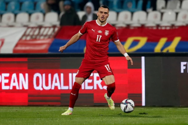 Kostić se seli u Englesku? Ajntraht dobio zvaničnu ponudu za Srbina!