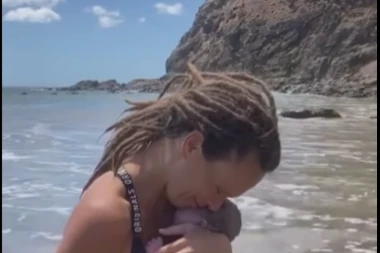 PORODILA SE U OKEANU! Ovu majku su razapeli na društvenim mrežama, osudili je za ugrožavanje bebinog zdravlja