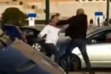 POMEŠALI SRPSKU SA RUSKOM ZASTAVOM, A ONDA NAIŠLI NA TVRD ORAH: Geopolitička borba doživela vrhunac - Brutalna tuča u Atini (VIDEO)