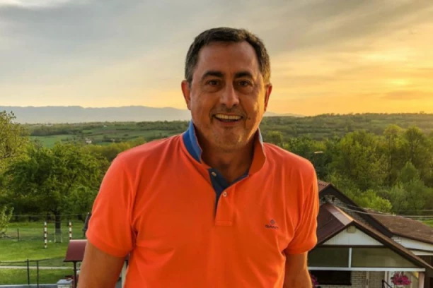 "Supruga mi donosi kese krvi..." Voja Nedeljković mora HITNO pod nož, veliki problem sa zdravljem mu remeti život, porodica mu pruža podršku! (FOTO)