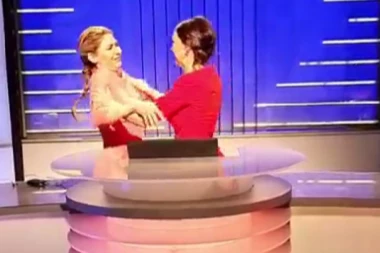 Snimak koji je nasmejao naciju! Voditeljke napravile karambol u studiju, ''potukle'' se oko mesta! (FOTO)
