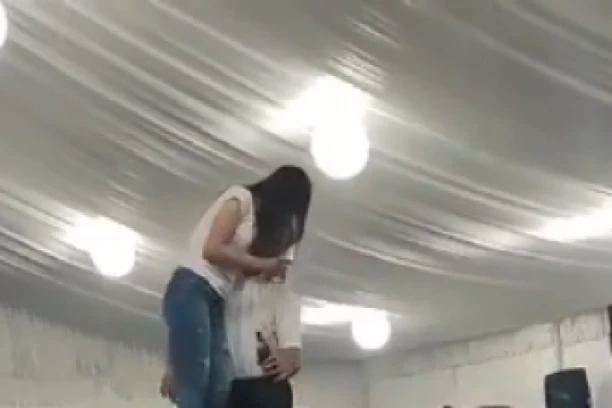 NAJLUĐI NAROD! Urnebesna scena na proslavi u Srbiji: Kako ih je bacio, kao bidermajer! (VIDEO)