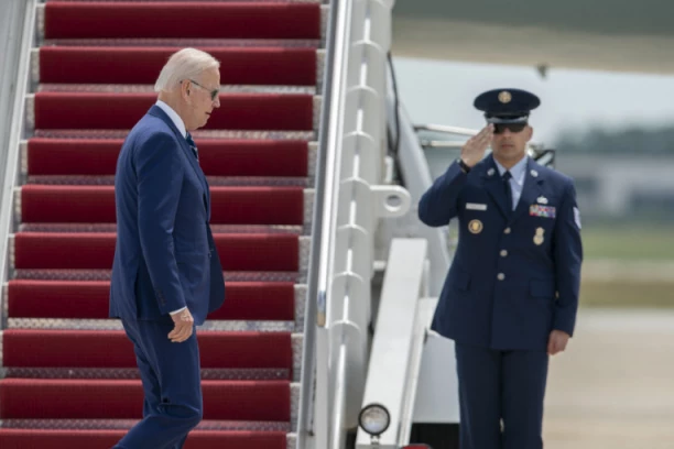 BAJDEN PROTIV STEPENICA! Još jedan pad američkog predsednika! (FOTO, VIDEO)