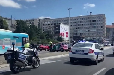 Ovo je razlog za KOLAPS na Brankovom mostu! Pogledajte kako je izgledao udes u centru Beograda! (VIDEO)