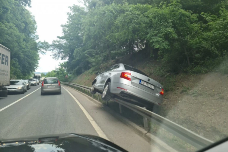 OTKRIVEN UZROK: Poznato zbog čega je automobil "visio" okačen na bankinu kod Požege