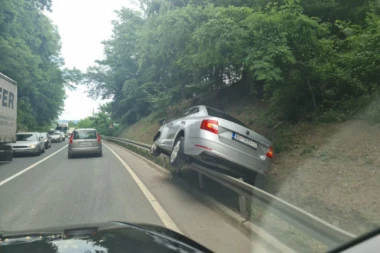 OTKRIVEN UZROK: Poznato zbog čega je automobil "visio" okačen na bankinu kod Požege