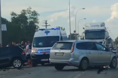 HAOS NA AUTO-PUTU NIŠ-VRANJE! Sudarili se kamion i automobil, pa na Hitnu pomoć naleteo još jedan auto!