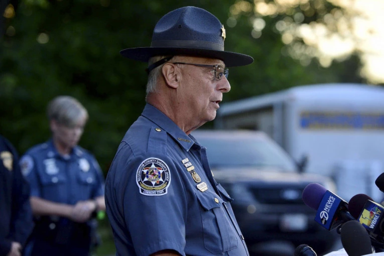 JEZIVO! Muž ubio ženu, pa joj odsekao glavu i ubacio je u tuš-kabinu! POLICIJA U KOLIBI GDE SU ŽIVELI ZATEKLA HOROR!
