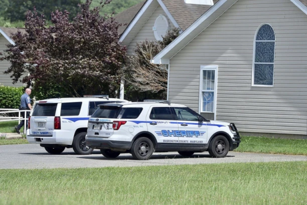 "DOŠAO JE IZA MENE, OBGRLIO I MALTRETIRAO, PA MILOVAO!" Policija uhapsila muškarca osumnjičenog da je napastvovao bivšu senatorku