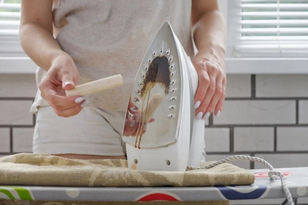 ZAGORELA VAM JE PEGLA? Ne očajavajte, pomoću jednog sastojka iz vašeg doma biće kao nova!