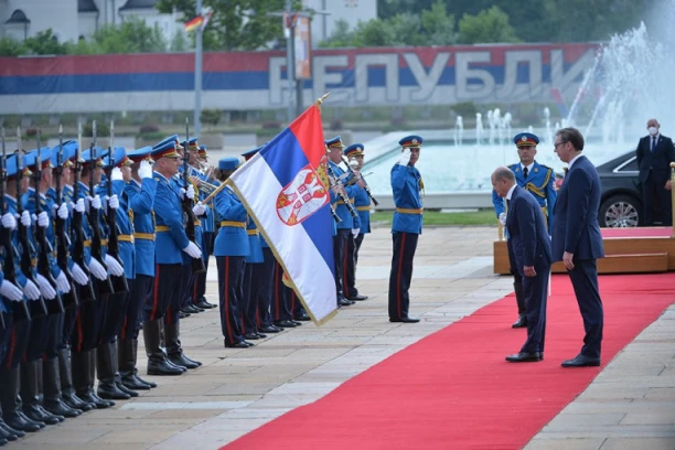 ŠOLC SE POKLONIO TROBOJCI! Nemački kancelar pokazao poštovanje prema Srbiji!