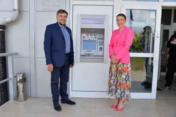 Otvoren bankomat u Sportskoj hali u Padinskoj Skeli