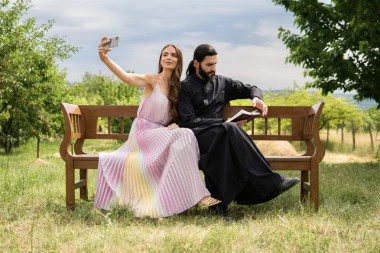 ŠTA SE DESI KAD SE MANEKENKA ZALJUBI U POPA! Seljaci, spremite se, stiže zgodna popadija