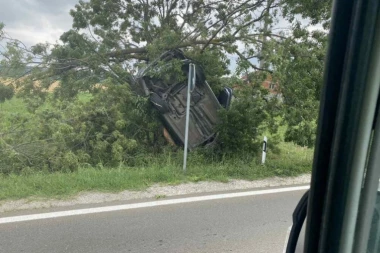 NISAM MOGAO DA VERUJEM: Automobil završio na drvetu, prolaznici trljaju oči (FOTO)