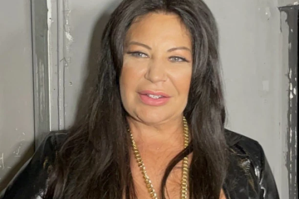 STOJA (51) POKAZALA TELO NAKON LIPOSUKCIJE: Fanovi u transu, ne žele je kao mršavicu!