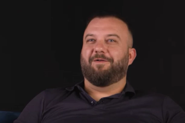 HARMONIKAŠ SRUŠIO MREŽE VIDEO-SNIMKOM: Borko Radivojević se valja u evrima!