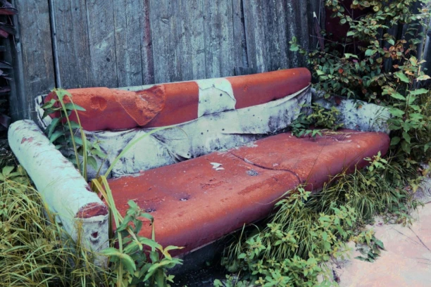 Dobila je sofu na poklon i na jastuku primetila GRBU! Počela je da urla i doziva sina, PRAVI je ŠOK ŠTA JE OTKRILA!