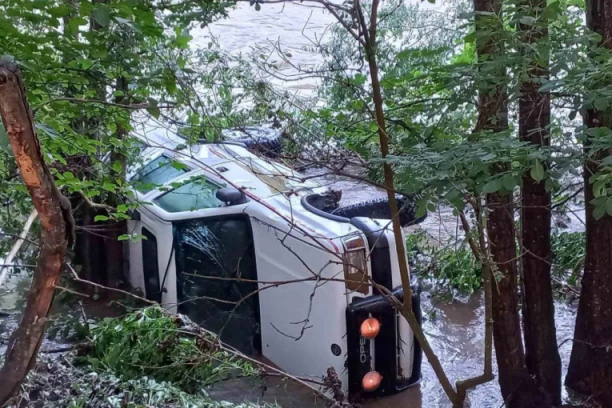 Jedva spasili živu glavu! Poplava kod Čačka, bujica nosila sve pred sobom! (FOTO)