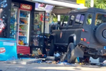 UDES NA SAVSKOM VENCU! Auto prošao na crveno, Žandarmerija izbegla nesreću i udarila u kiosk! Ima povređenih! (FOTO, VIDEO)
