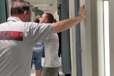 OVAJ PRIZOR ĆE VAS ZGROZITI! Manijak slobodno šeta tržnim centrom, to što je uradio je UŽASAVAJUĆE! (VIDEO)