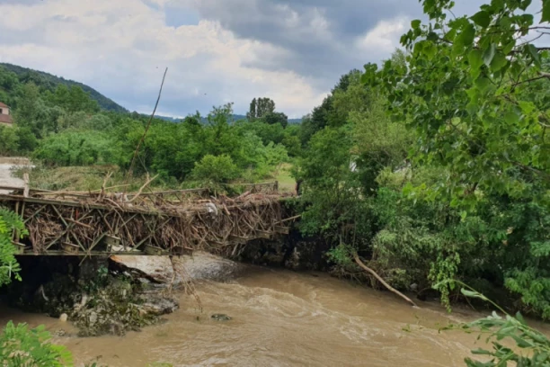 DRAMATIČNI PRIZORI U MIONICI: Bujice odnele mostove, u ovim selima je najteže!