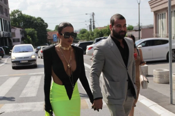 Sindi pokazala dečka! Zapalila izgledom, sve oči uprte u nju, a NJEGOVU ruku ne pušta! (VIDEO)