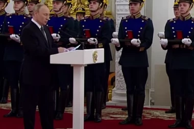 Putinovo stanje sve gore? Klati se napred-nazad i noge mu se klecaju! Ruski obaveštajac: Ostale su mu dve-tri godine, udovi mu se nekontrolisano tresu! (VIDEO)