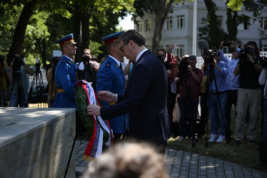 SLOBODA SRBIJE JE NAJVEĆA VREDNOST! Vučić položio venac na Spomenik junacima sa Košara (VIDEO)