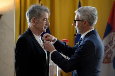 Miki Manojlović postao vitez književnosti i umetnosti! Glumcu uručen francuski orden