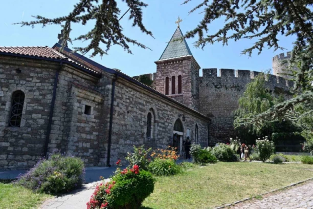 INCIDENT NA KALEMEGDANU: Dečak (13) ispao iz vozića, intervenisala Hitna pomoć!