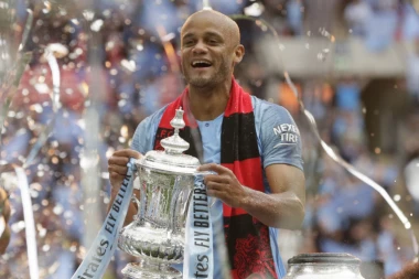 Povratak u Englesku: Vensan Kompani na Turf Muru!