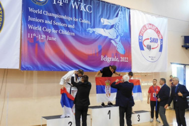 Ni prelom nosa ga nije sprečio da stigne do zlata: Vuk Josifović stigao do najsjajnijeg odličja na Svetskom prvenstvu u karateu! (FOTO)