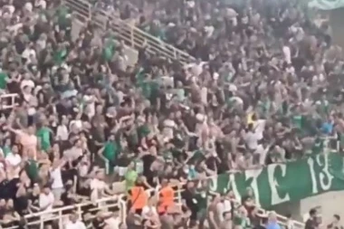 Incidenti u Grčkoj! Navijači Panatinaikosa gađali klupu Olimpijakosa svim i svačim! (VIDEO)