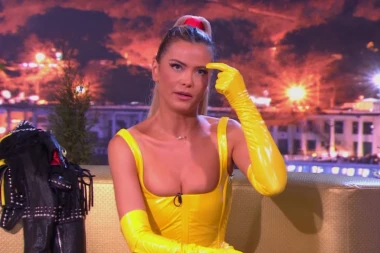 MILICA BEZ GAĆICA: Na nastupu bez veša, a savete deli u toplesu - Fanovi oduševljeni! (FOTO)