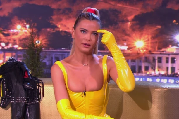 MILICA BEZ GAĆICA: Na nastupu bez veša, a savete deli u toplesu - Fanovi oduševljeni! (FOTO)