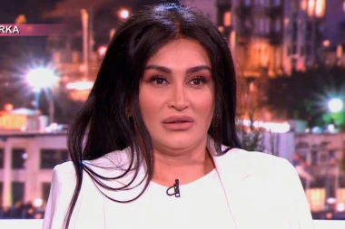 KIPTI SALO NA SVE STRANE! Andreana Čekić jedva stala u bikini, obline se samo PRELIVAJU - javnost u šoku! (FOTO)