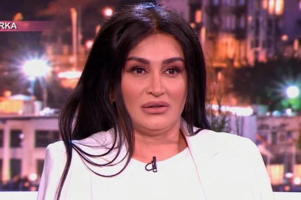 ANDREANA ČEKIĆ SKINULA PERIKU! Pevačica godinama krije prirodnu kosu ispod veštačke, a evo kako izgleda u potpuno prirodnom izdanju (FOTO)