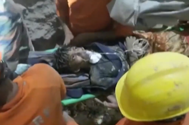 IZVUČEN DEČAK IZ BUNARA U INDIJI: Dramatična akcija spasavanja, zarobljen bio 4 dana na dubini od 60 metara (VIDEO)
