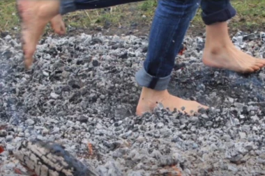 Hodali po užarenom uglju da ojačaju timski duh! Deset vozila hitne pomoći bilo potrebno da se svi prebace u bolnicu! Neverovatna ludost u Švajcarskoj, pokrenuta istraga!