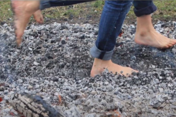 Hodali po užarenom uglju da ojačaju timski duh! Deset vozila hitne pomoći bilo potrebno da se svi prebace u bolnicu! Neverovatna ludost u Švajcarskoj, pokrenuta istraga!