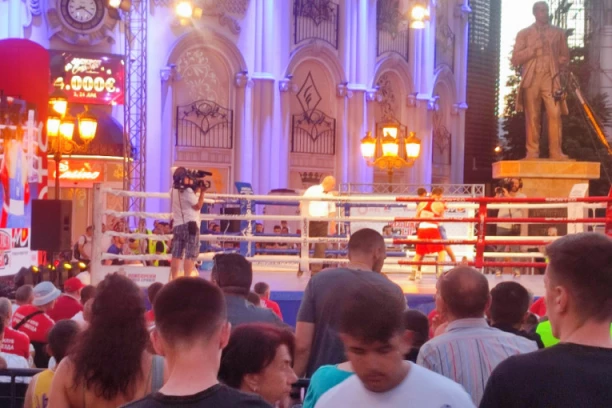 POKLON OD SRBIJE; Bokserska arena, nova atrakcija na Trgu Makedonija! Ovo je sportski Open Balkan