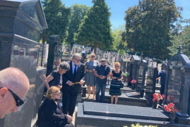 OŽALOŠĆENA PORODICA Vidoja Ristovića došla na pomen: Miša Grof jedva hoda, natečen od suza, majku Mariju pridržavao prijatelj do groba!