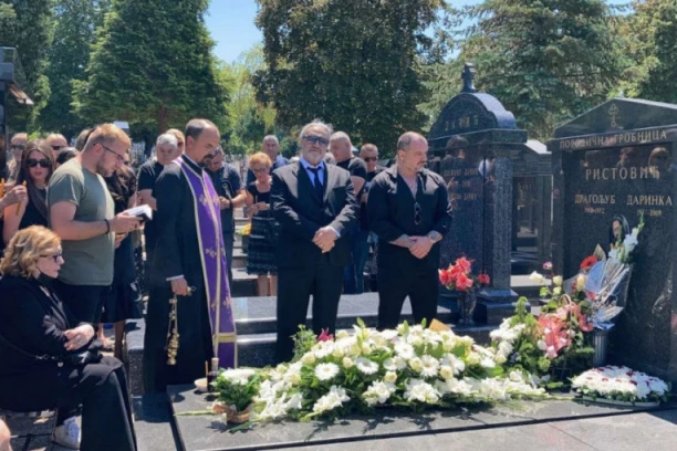 POMEN VIDOJU RISTOVIĆU: Tuga i Muk na Novom groblju, Miša Grof utučen, majka NEMO posmatra grob pokojnog sina! (VIDEO)