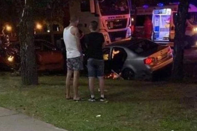 PIJAN I DROGIRAN UBIO RUSKINJU KOD ZRENJANINA! Divljao BMW-om i zakucao se u auto na semaforu! Škoda letela 30 metara i zakucala se u drvo!