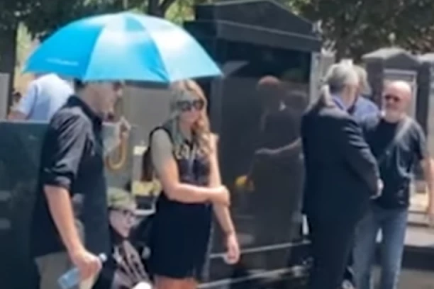 Detalj sa POMENA Vidoja Ristovića koji je svima ZAPAO za oko: Pogledajte prvu suprugu POKOJNOG ISTORIČARA, Lanu! (VIDEO)