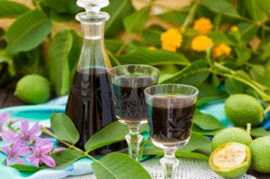 OVAKO NAPRAVITE ORAHOVAČU: Ovaj liker je sve što vam treba za ŠTITNU ŽLEZDU, pravi čuda!