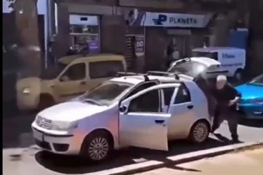 SAMO U BEOGRADU! Iznervirani deka na Bulevaru kralja Aleksandra iz gepeka izvadio OVO, pa pojurio čoveka! (VIDEO)