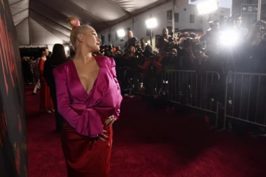 CRNA ŽENO, ŠTA TI JE TO MEĐU NOGAMA? Poznata pevačica ZGRANULA JAVNOST svojim najnovijim scenskim izdanjem!