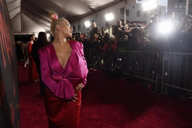 CRNA ŽENO, ŠTA TI JE TO MEĐU NOGAMA? Poznata pevačica ZGRANULA JAVNOST svojim najnovijim scenskim izdanjem!